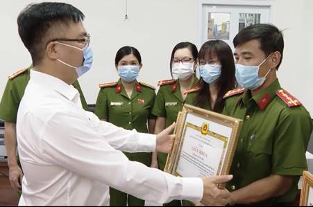 Quyền Chủ tịch UBND TP.Vũng Tàu khen thưởng đột xuất tổ cấp căn cước công dân
