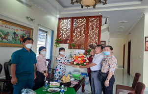  Phường 10 thăm và chúc mừng các chức sắc tôn giáo nhân dịp Lễ Giáng sinh.