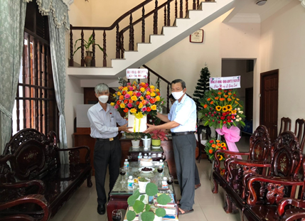 Lãnh đạo Phường 10 thăm, chúc mừng các Giáo xứ nhân dịp Giáng sinh.