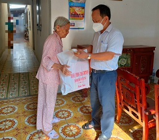 Phường 3 thăm, tặng quà chúc tết gia đình chính sách nhân dịp tết nguyên đán Nhâm Dần 2022