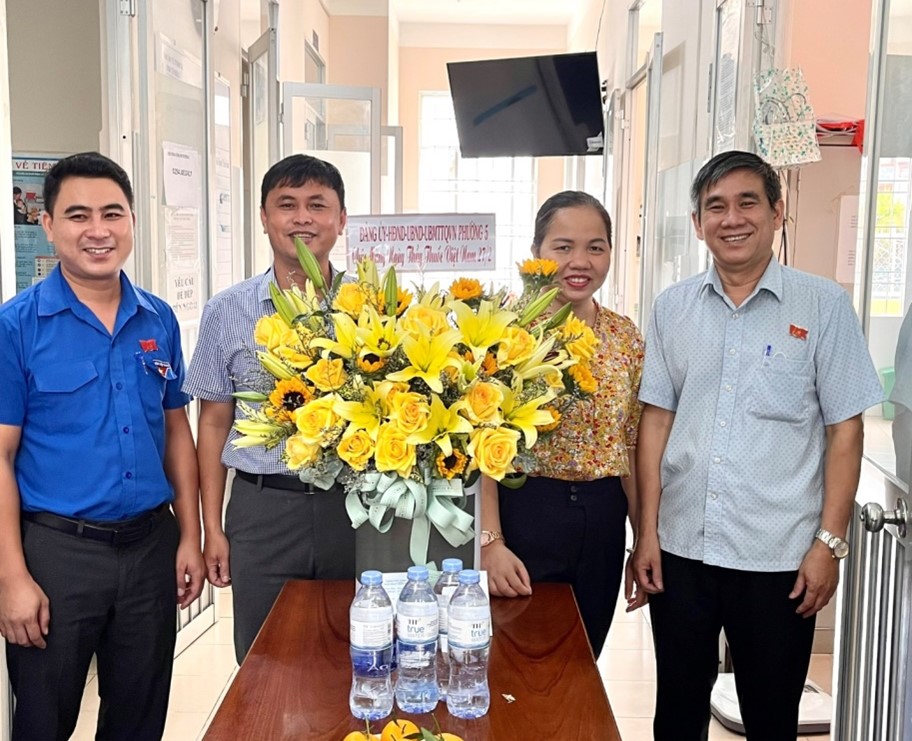 Phường 5 thăm các cơ sở y tế nhân ngày Thầy thuốc Việt Nam 27/2