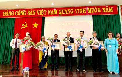 Đảng bộ Phường 4 tổ chức lễ trao tặng huy hiệu đảng đợt 2/9