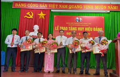Phường Rạch Dừa tổ chức lễ trao tặng huy hiệu Đảng đợt 2/9