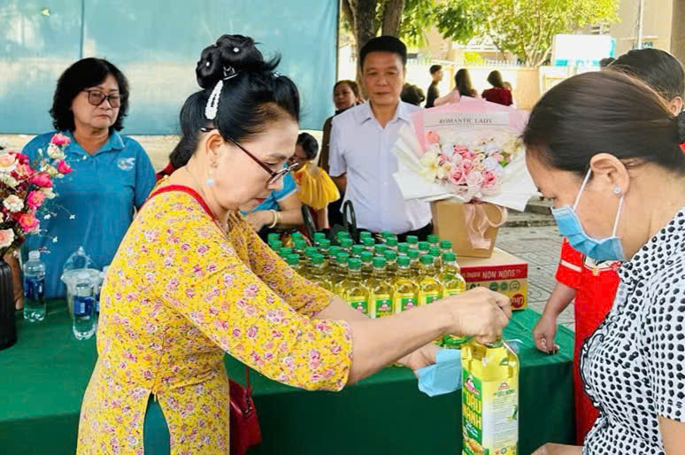 Mang mùa xuân yêu thương đến với mọi người