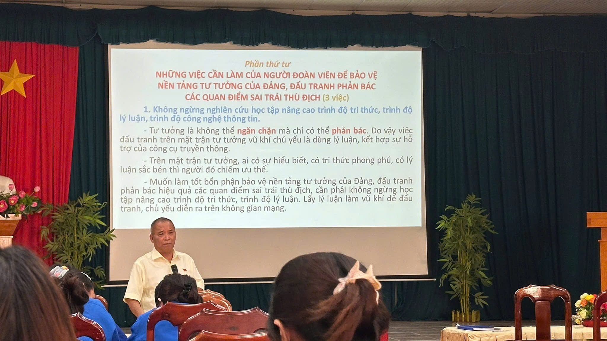 Đấu tranh phản bác các quan điểm sai trái, thù địch trên không gian mạng