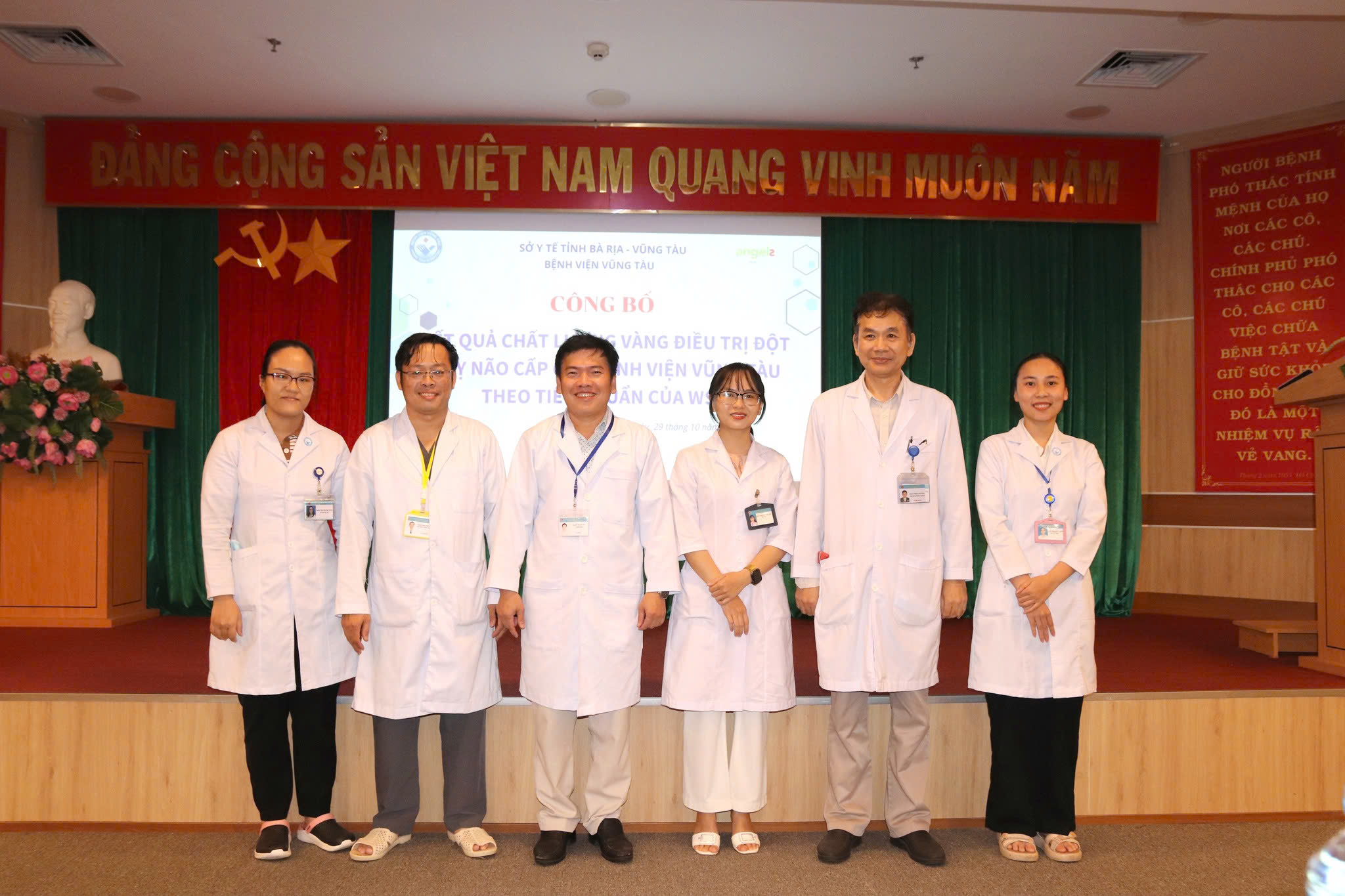 Trân quý những đóng góp to lớn của các y, bác sĩ