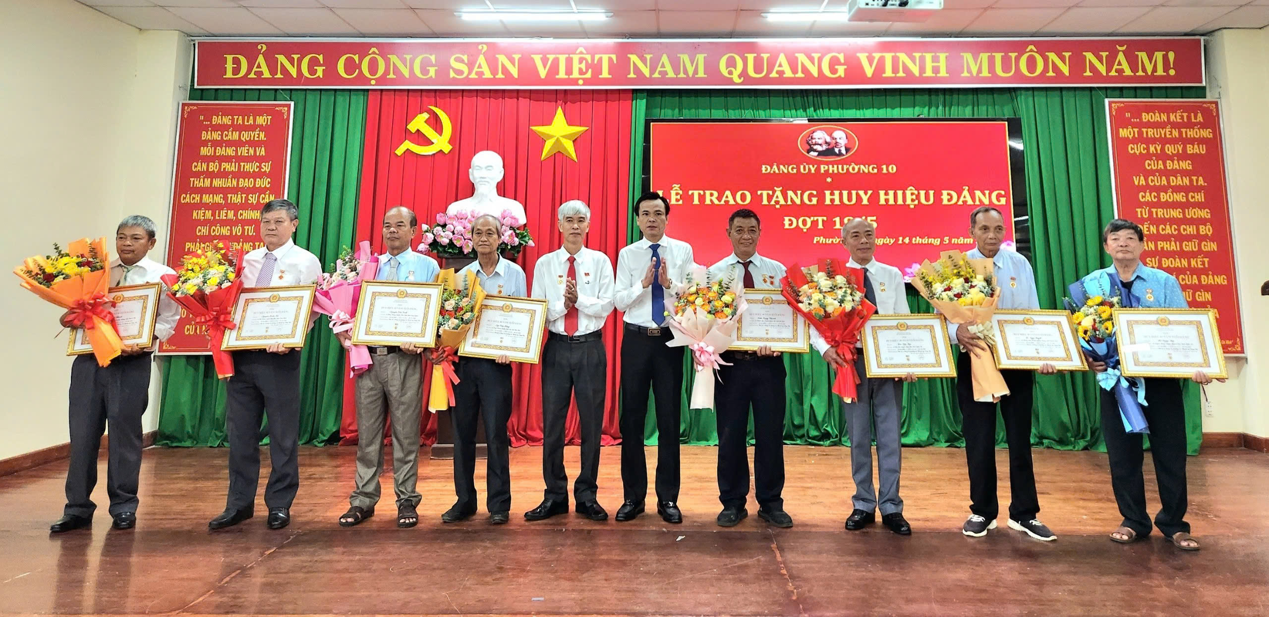Vũng Tàu: Các địa phương trao tặng Huy hiệu Đảng dịp 19/5